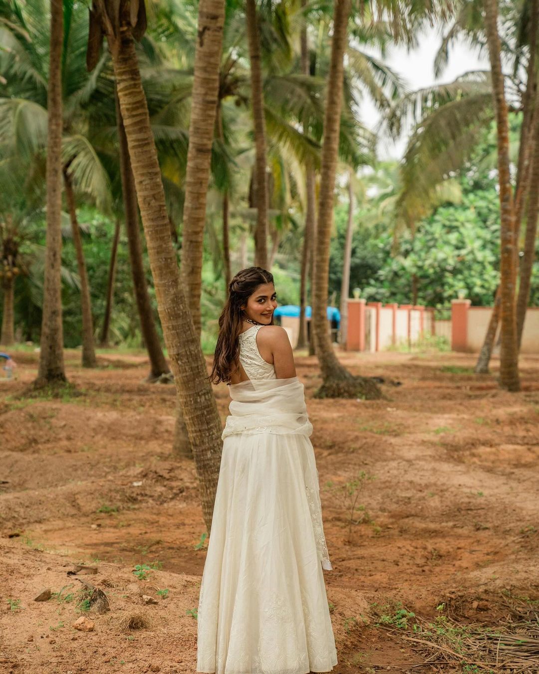 துள்ளாத மனமும் துள்ளும் வெள்ளை உடை.. கொள்ளை அழகில் பூஜா ஹெக்டே.. உள்ளம் கேட்குமே ஒன் மோர்