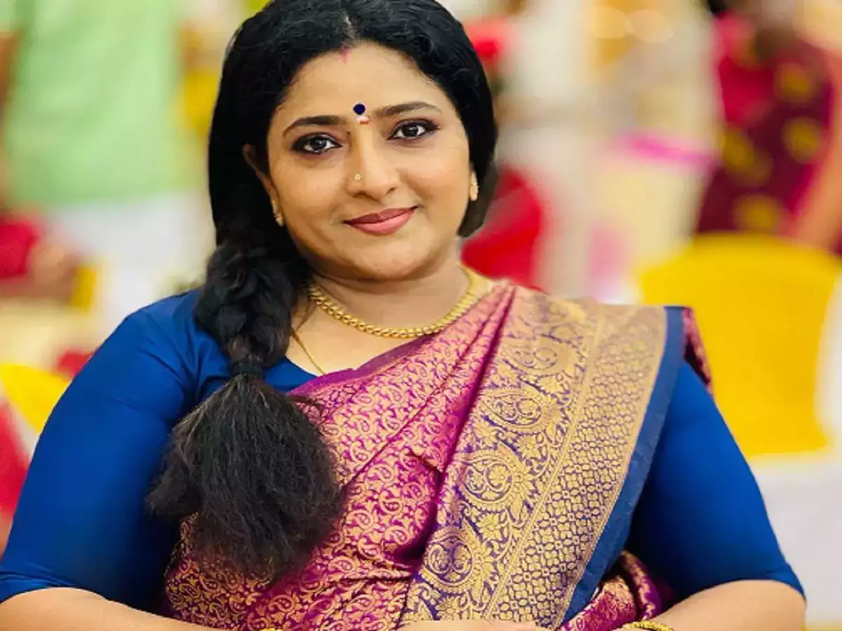 பெரிய சைஸ் மியா கலிஃபா.. சீரியல் நடிகை பிரவீனாவை வர்ணிக்கும் நெட்டிசன்ஸ்..!