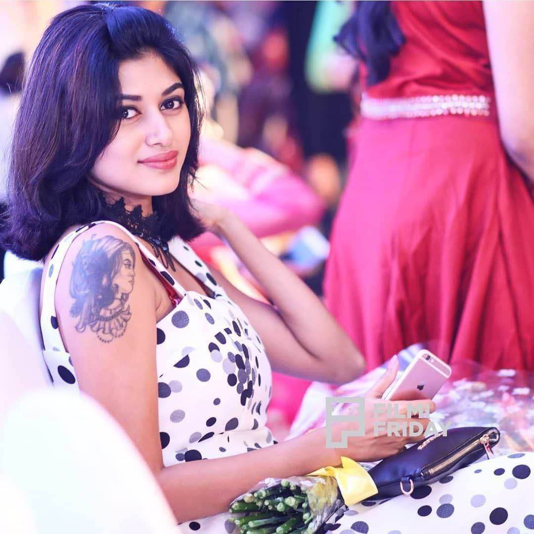 actress oviya