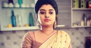 vj-mahalakshmi-golden-saree-standing-in-kitchen