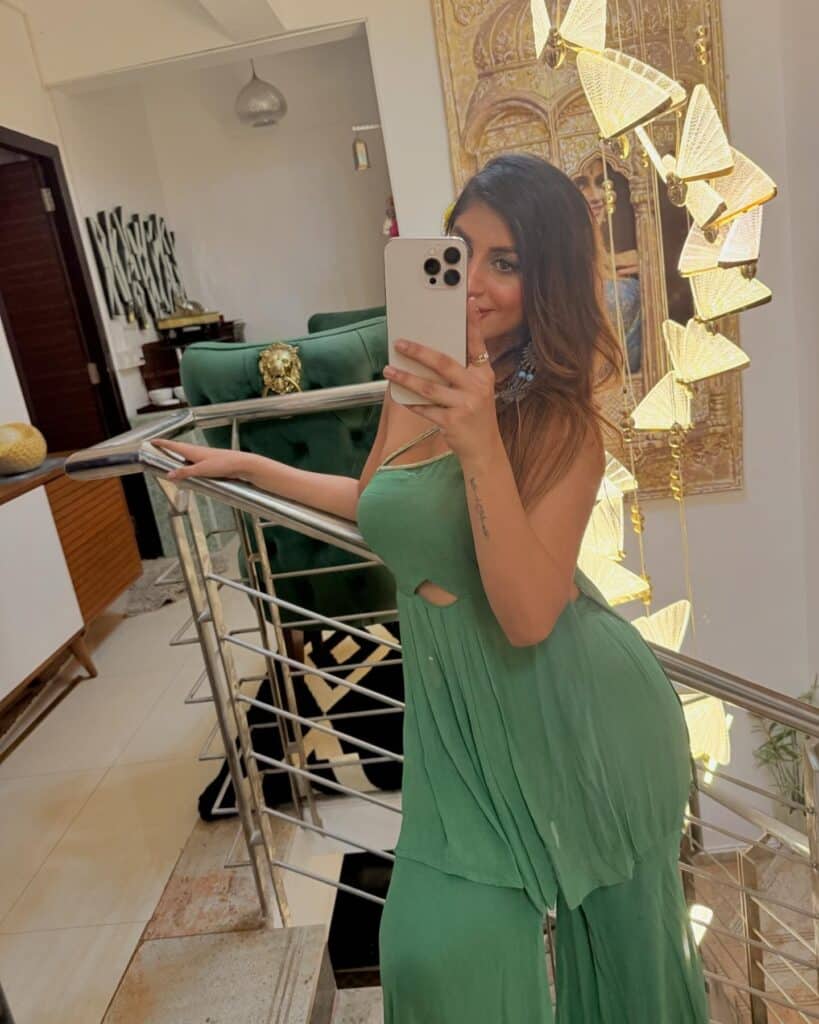 yashikaaannand_in_green (2)